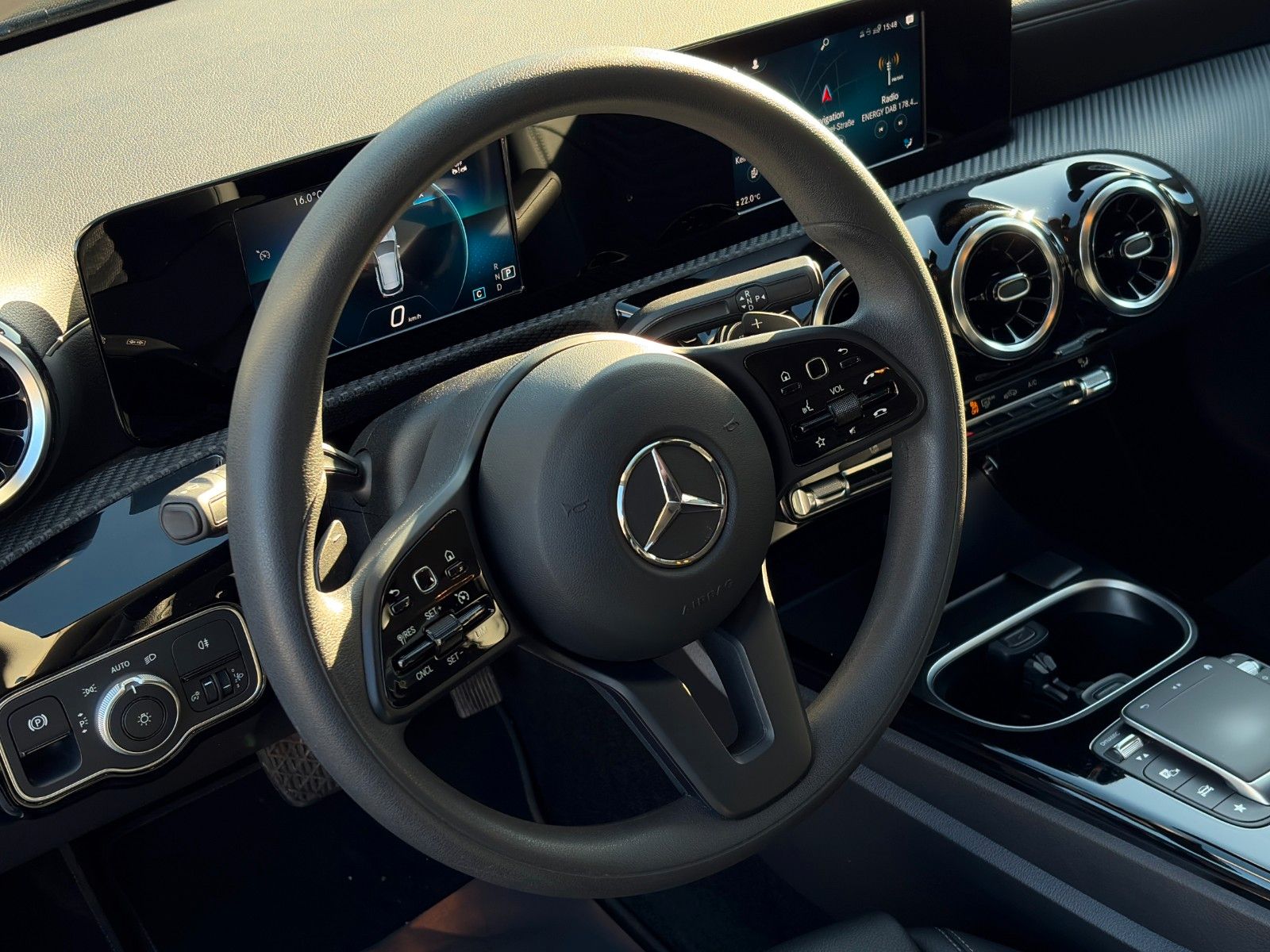 Fahrzeugabbildung Mercedes-Benz CLA 180 SB SHZ LKA MBUX CarPlay TEMP KLIMA Navi