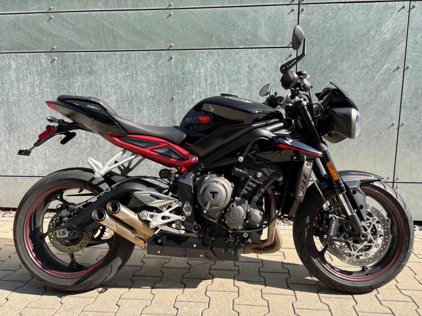 Fahrzeugabbildung Triumph Street Triple R mit Zubehör