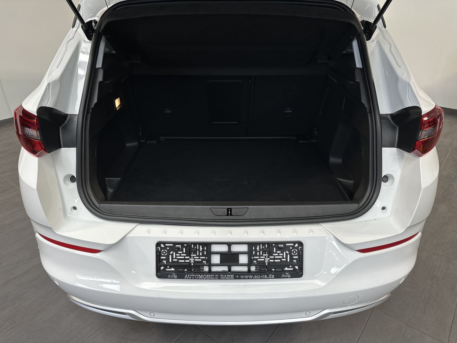 Fahrzeugabbildung Opel Grandland X 1.5 D Elegance AT NAV+MATRIX+ACC+AHK