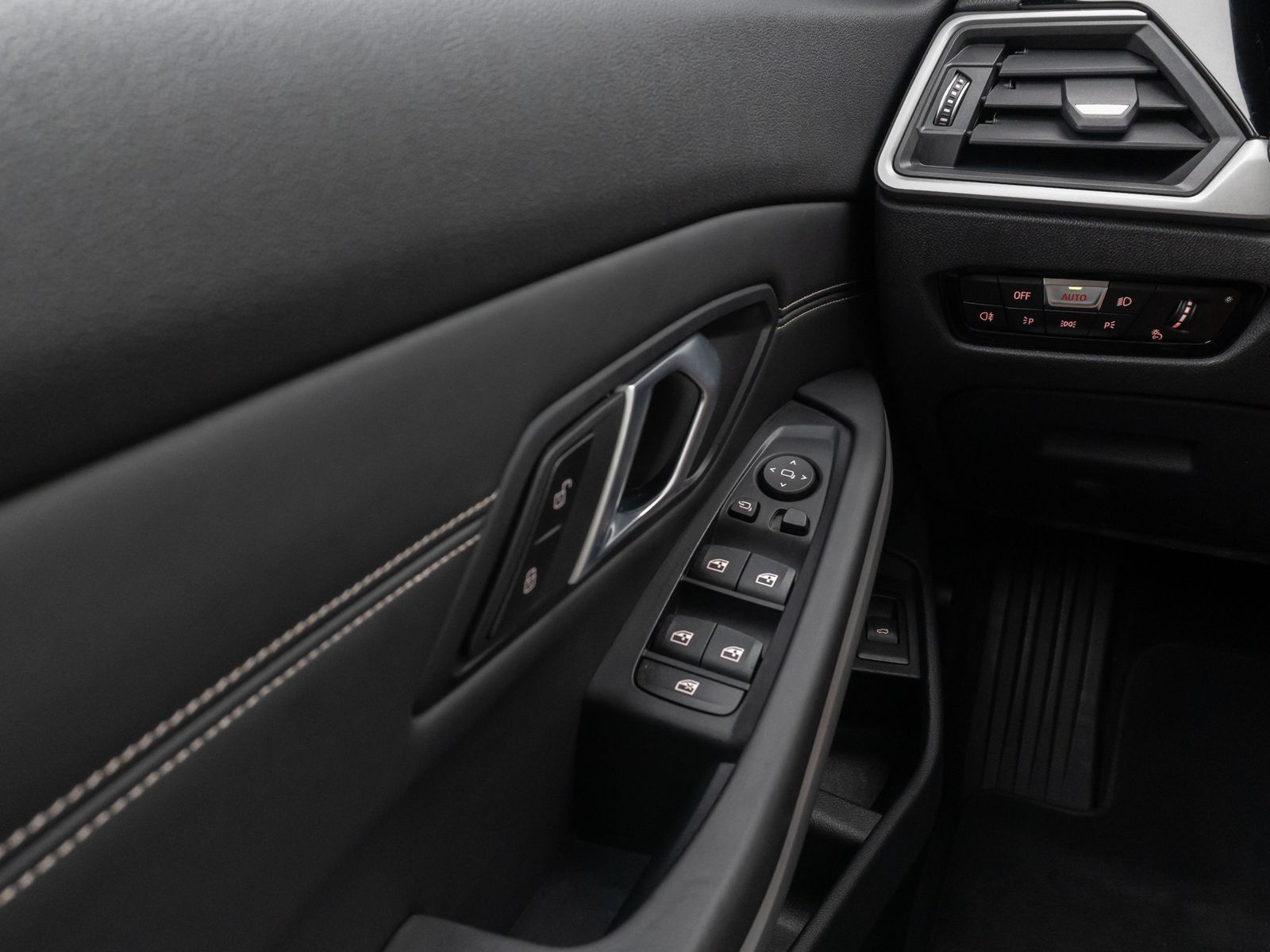 Fahrzeugabbildung BMW 330i Panorama Laser 360°HUD HiFi Komfort Sport