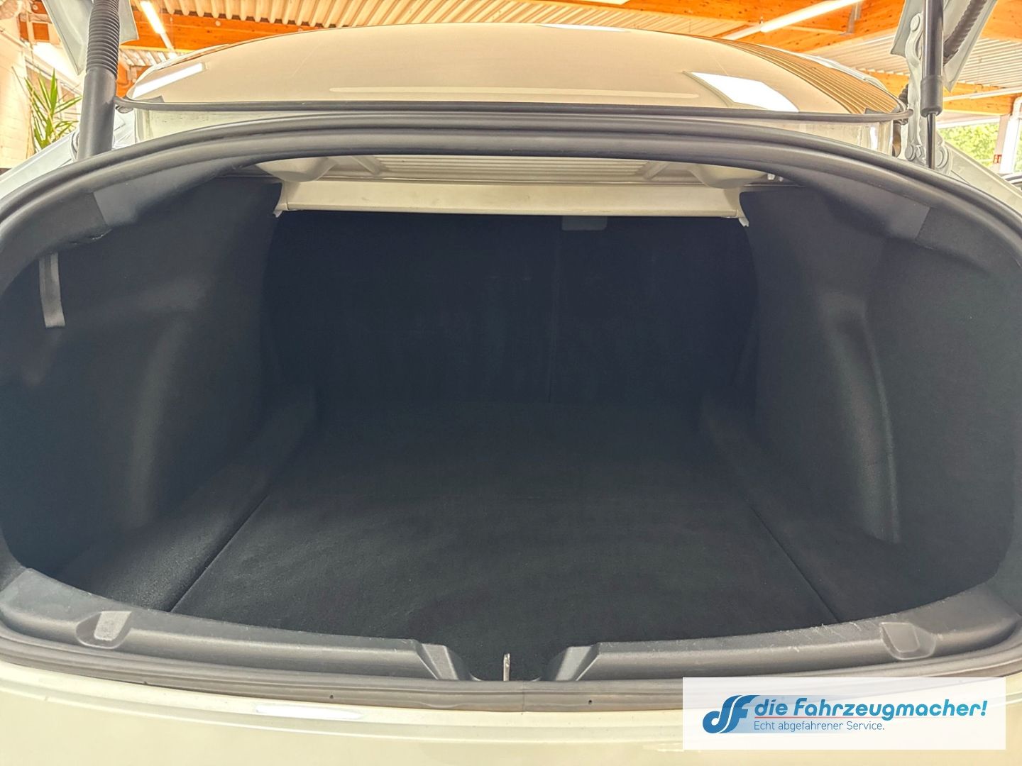 Fahrzeugabbildung Tesla Model 3 Basis RWD Soundsystem ACC El. Heckklappe