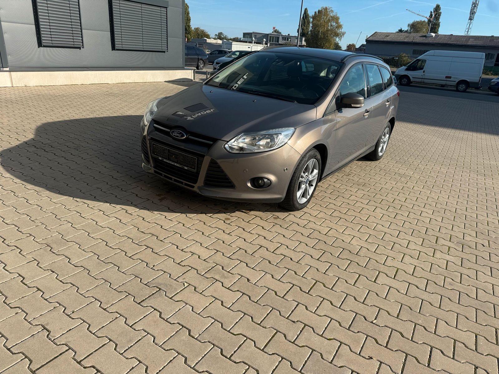 Ford Focus 2014 — вигляд ззаду