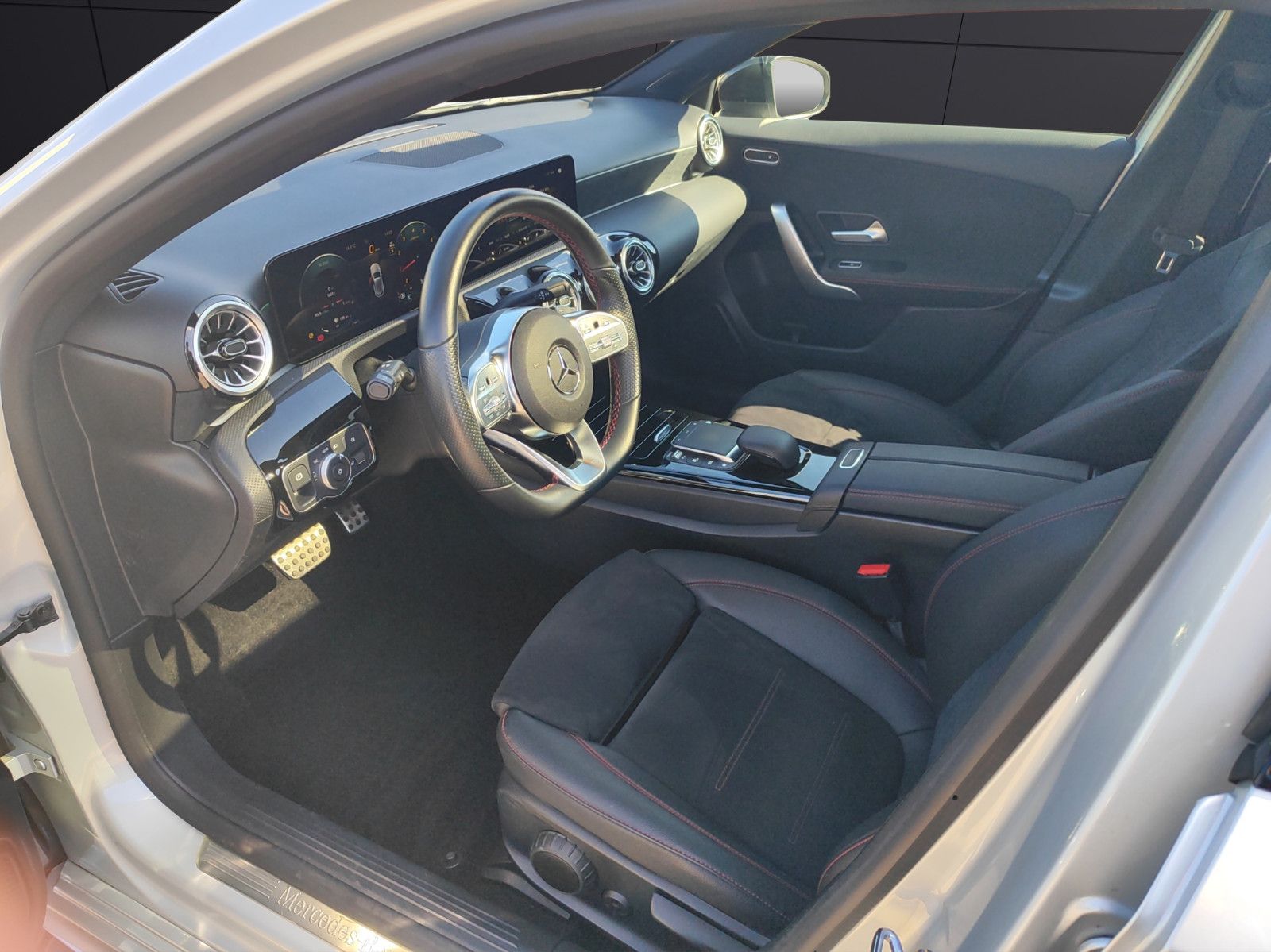 Fahrzeugabbildung Mercedes-Benz A180*AMG-Line*Automatik*Navi*LED*Ambiente*Pano*