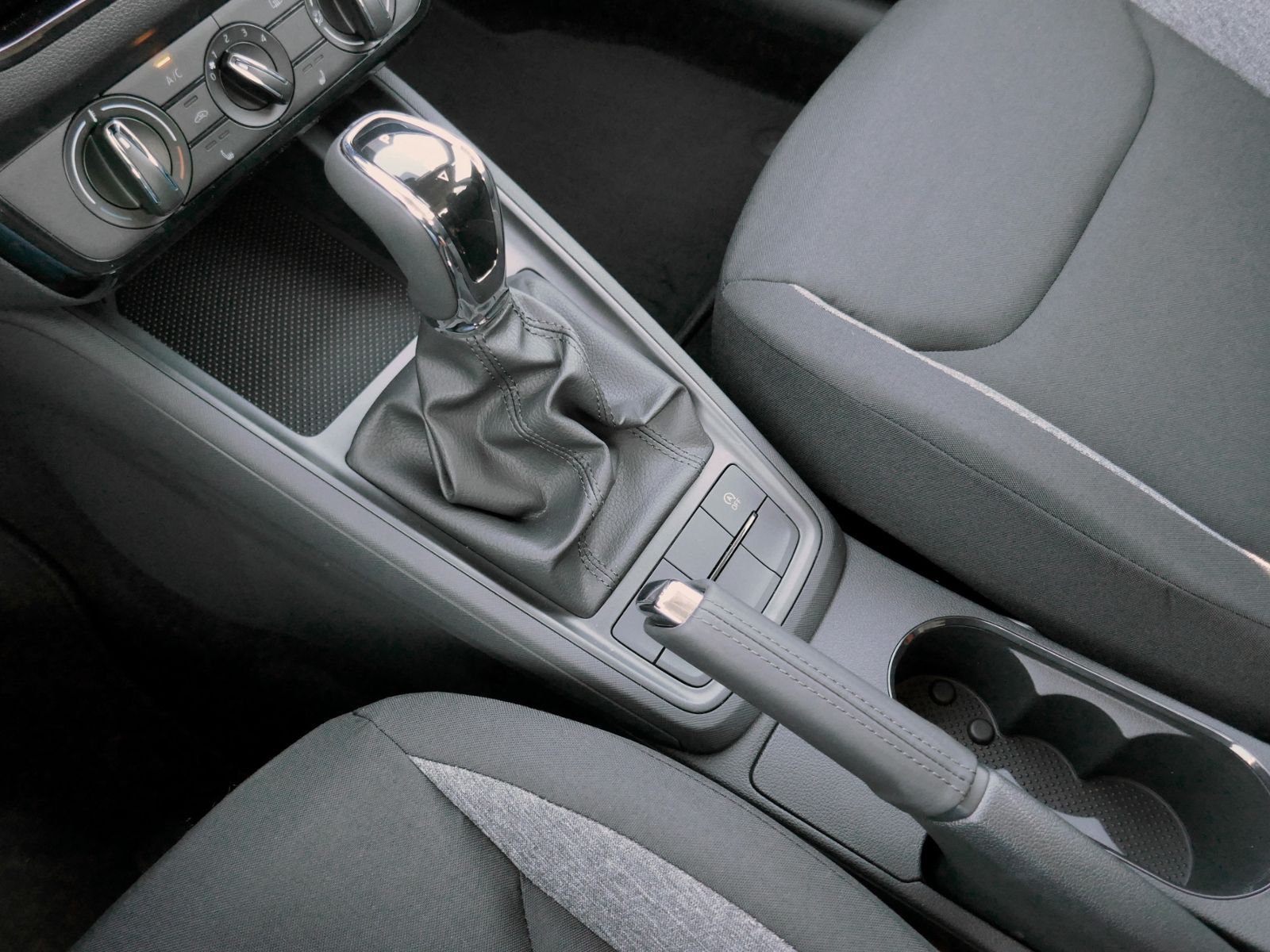 Fahrzeugabbildung SKODA Kamiq Essence 1.0 TSI DSG | LED PDC GRA App