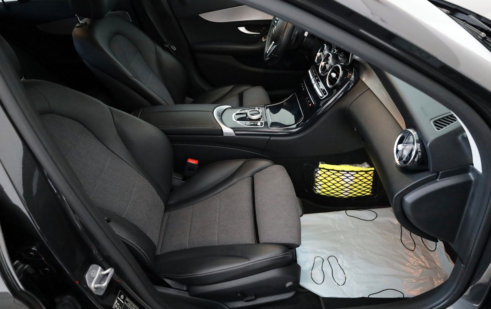 Fahrzeugabbildung Mercedes-Benz C 180 T-Modell,T.Leder,Navi,LED,SH,Kamera,ACC