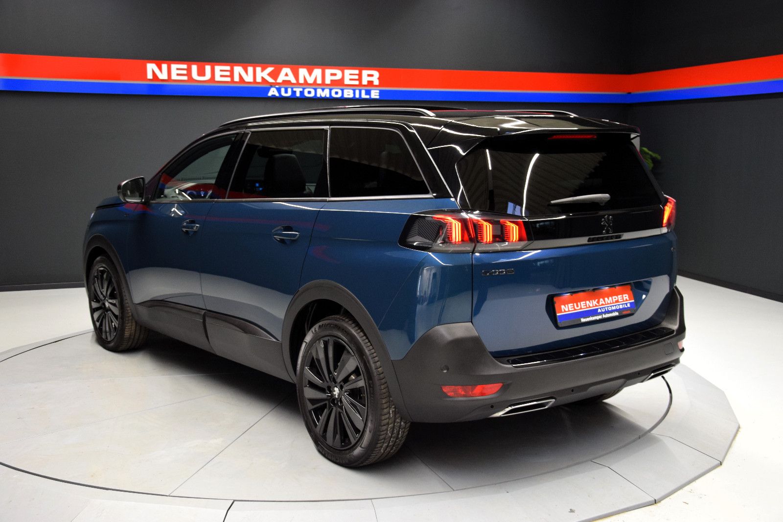 Fahrzeugabbildung Peugeot 5008 GT 7-Sitze Panorama LED ACC Focal Alcantara