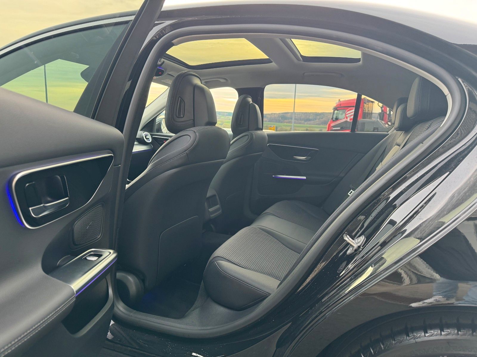 Fahrzeugabbildung Mercedes-Benz C 220d Avantgarde+Pano+HUD+RFK+TotW+AmbiPrem