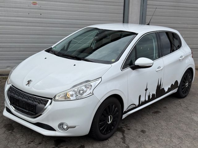 Peugeot 208 Allure / 8 fach bereift/ Navi/ JBL