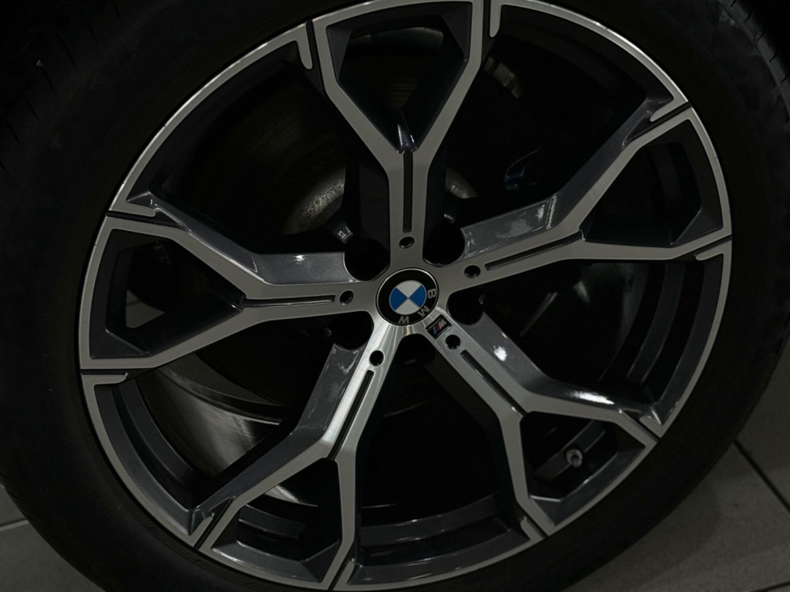 Fahrzeugabbildung BMW X5 xD45e M Sport Laser 360° HUD DAB DisplKey H/K