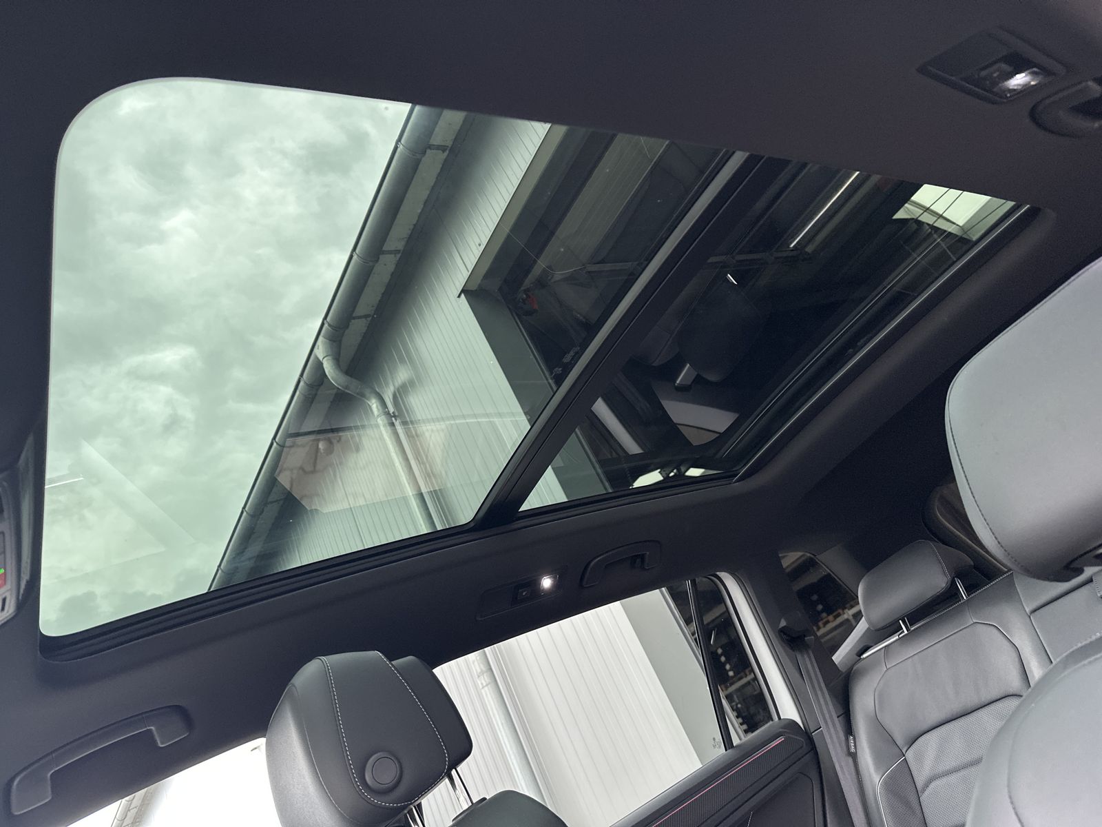 Fahrzeugabbildung Volkswagen Tiguan Allspace R-Line 4M NAV+IQLIGHT+PANORAMA