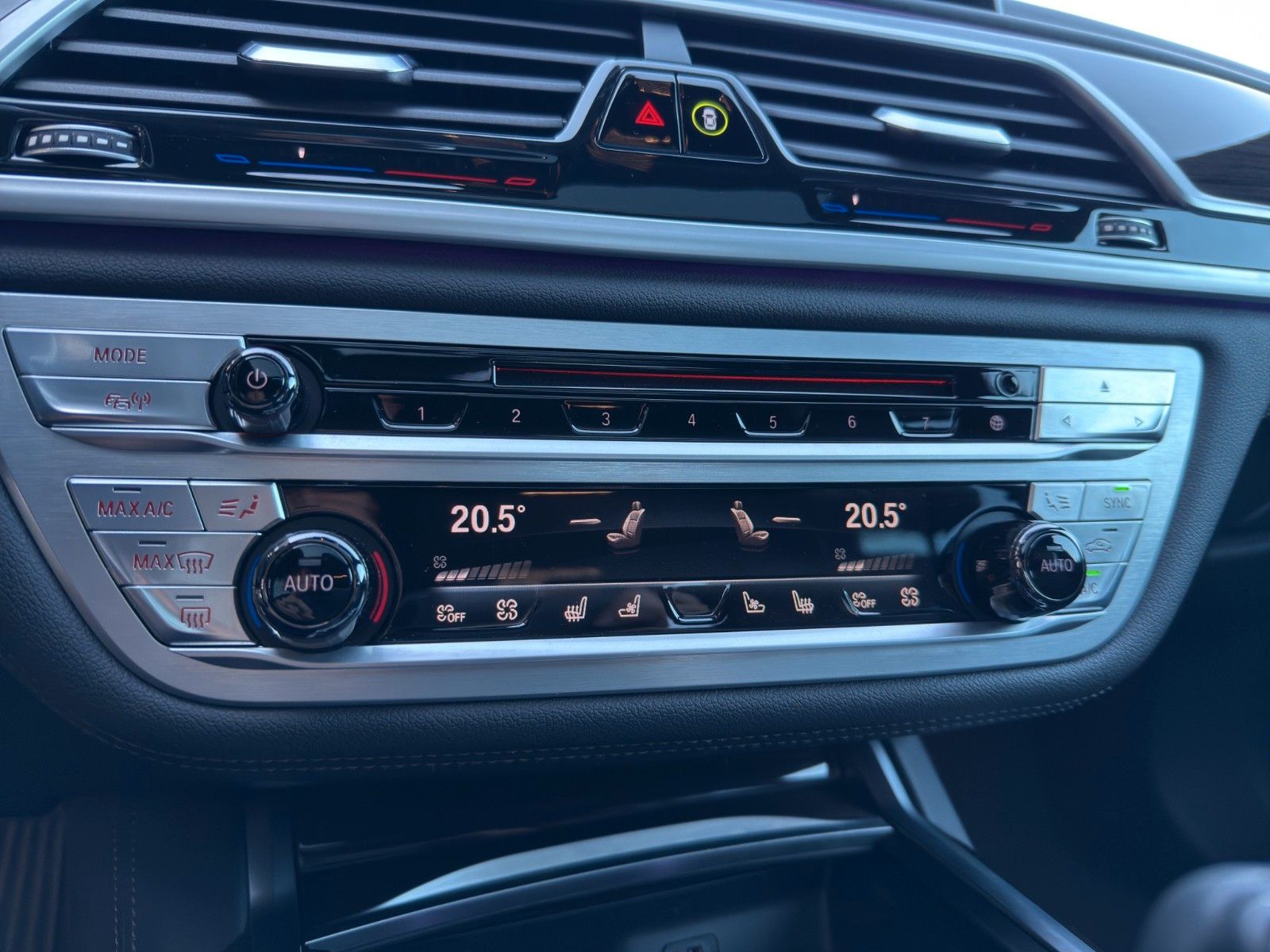 Fahrzeugabbildung BMW 750i xDrive*StHeiz*B&W*Head-Up*Schiebedach*Laser