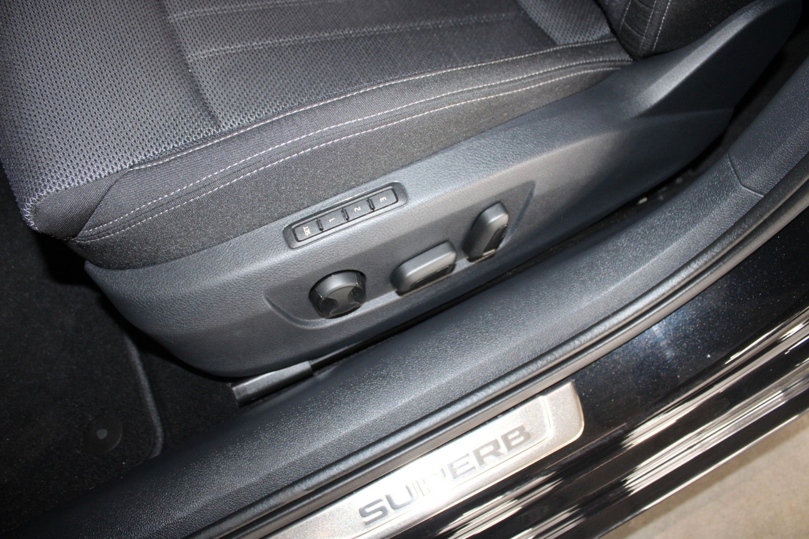 Fahrzeugabbildung SKODA Superb 2.0 TDI DSG STYLE COMBI LED AHK ACC uvm.
