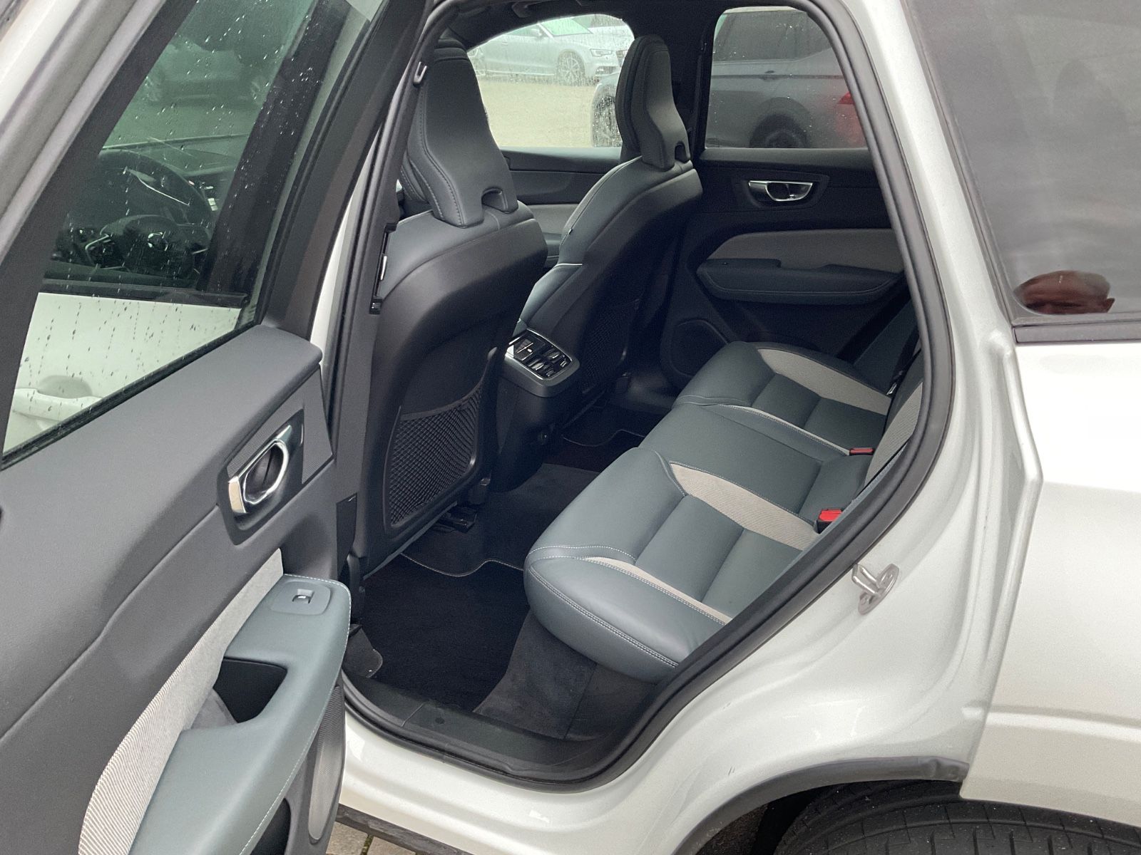 Fahrzeugabbildung Volvo XC 60 XC60 R Design AWD,AHK,Kamera,Pano,LED