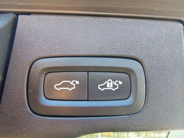 Fahrzeugabbildung Volvo XC60 R Design 2WD >AUT/AHK/LED/KAM/PDC<