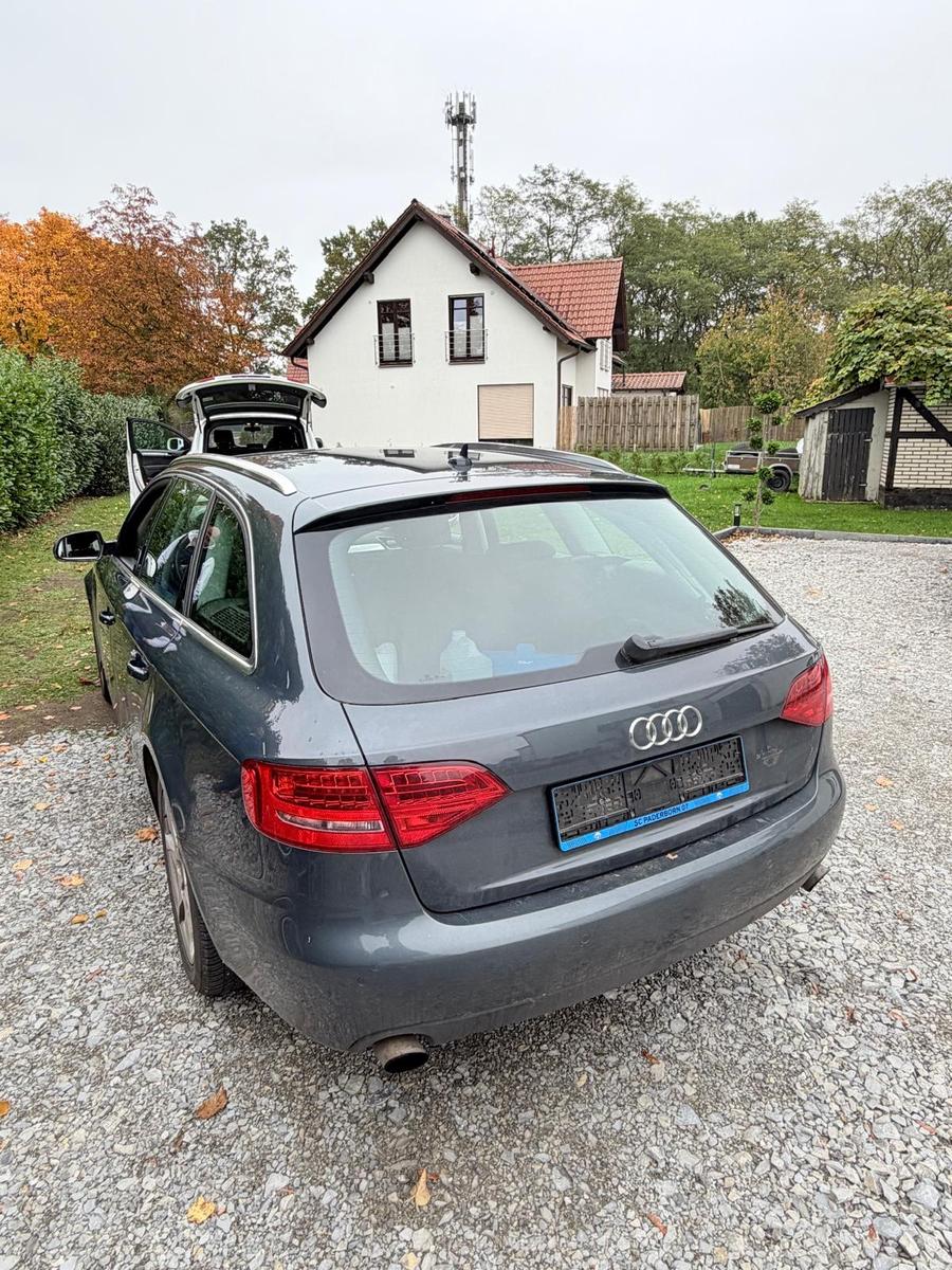 Audi A4 2011 — салон