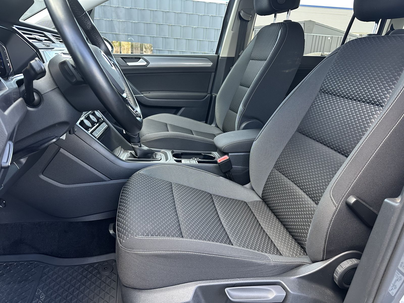 Fahrzeugabbildung Volkswagen Touran 2.0 TDI DSG R-Line NAV+LED+AHK+KAMERA+ACC