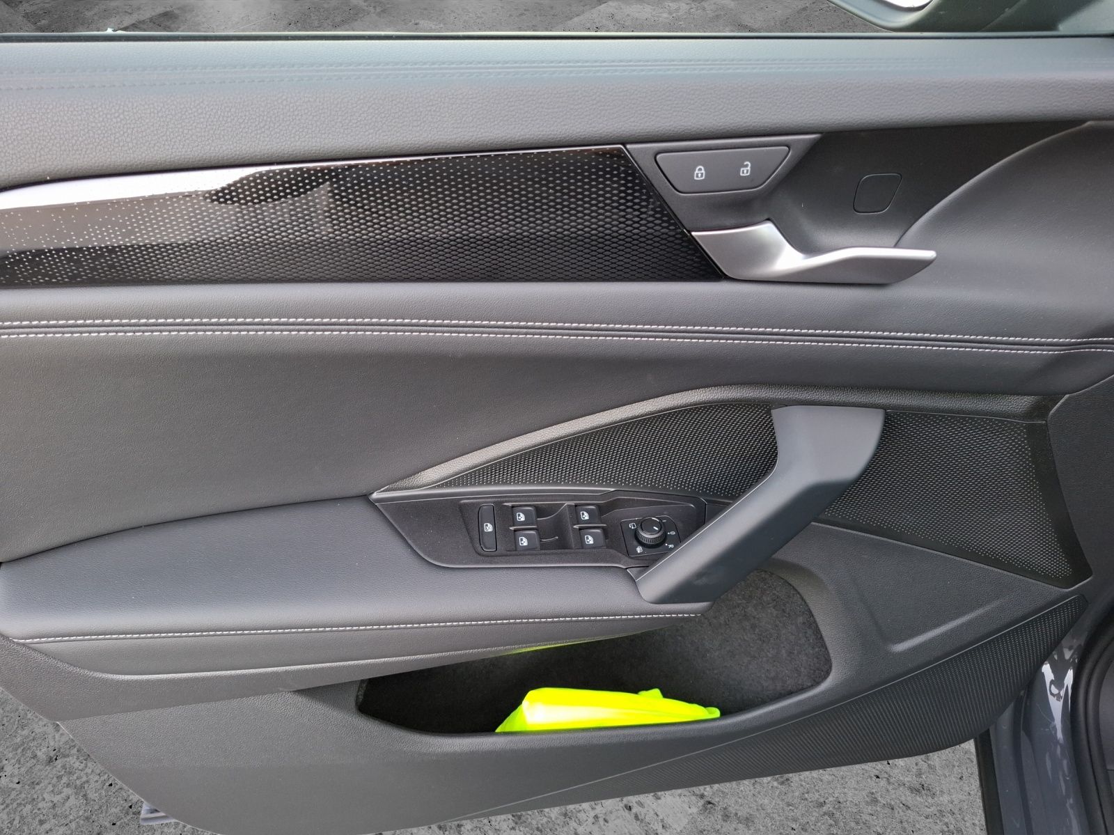 Fahrzeugabbildung Volkswagen Tayron eTSI Life DSG LED AHK Navi AID ACC RFK SH