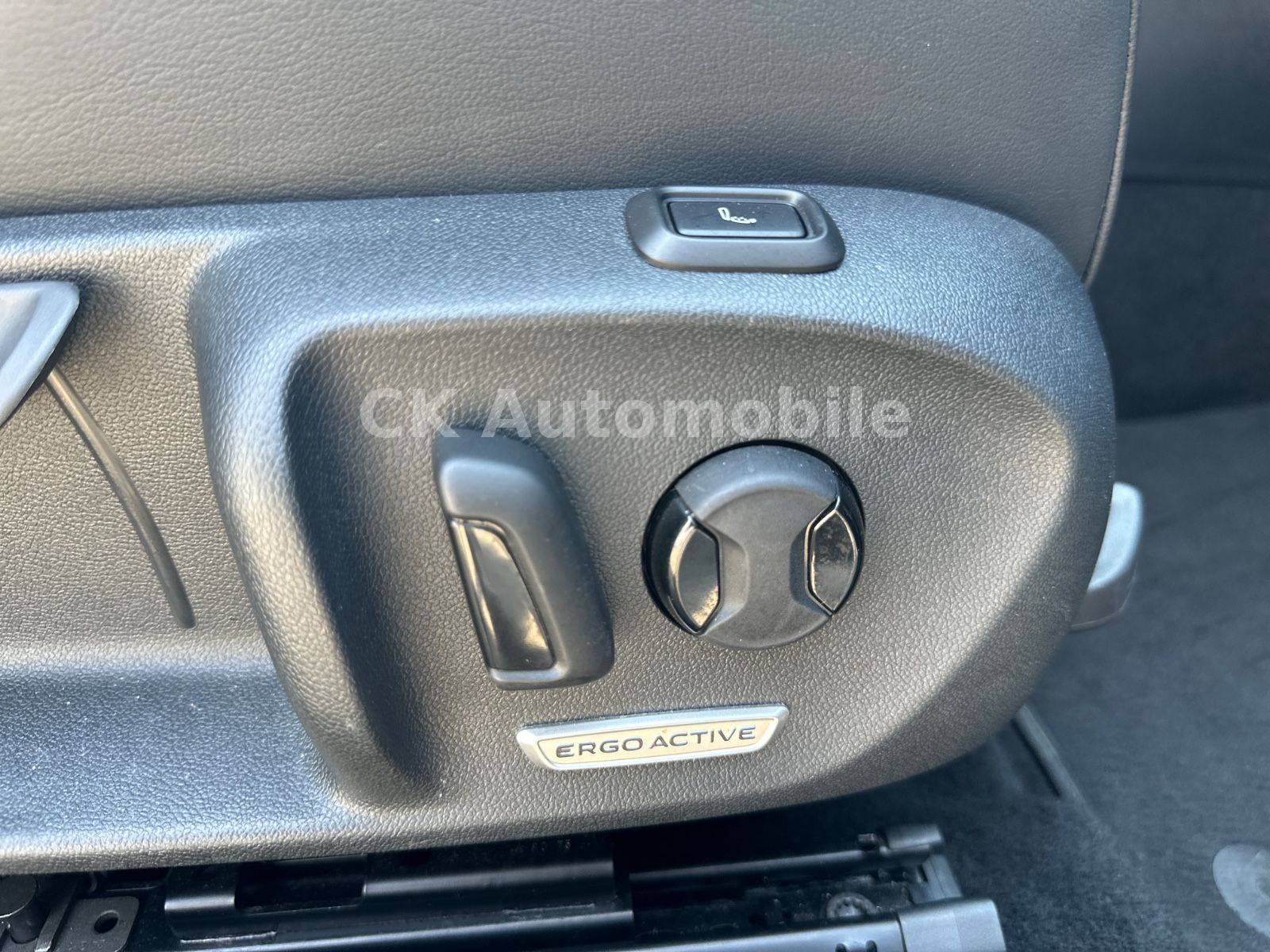 Fahrzeugabbildung Volkswagen Passat Variant 2.0 TDI Elegance/Kamera/ACC/LED