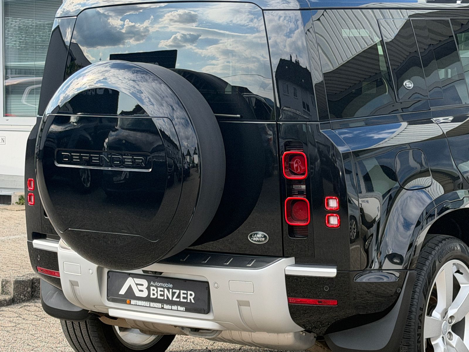Fahrzeugabbildung Land Rover Defender 110 XS Edition/PANO/AHK/MERIDIAN/3D-KAM
