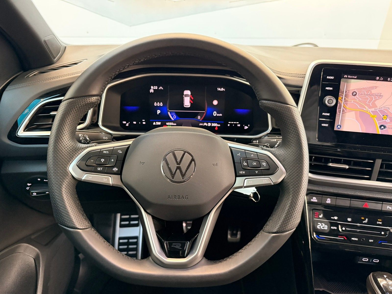 Fahrzeugabbildung Volkswagen T-Roc 1,5 TSI R-Line DSG + AHK + IQ.Light + Navi