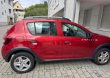 Dacia Sandero Stepway mit Dachbox 8 fach bereift.  - : Dachbox