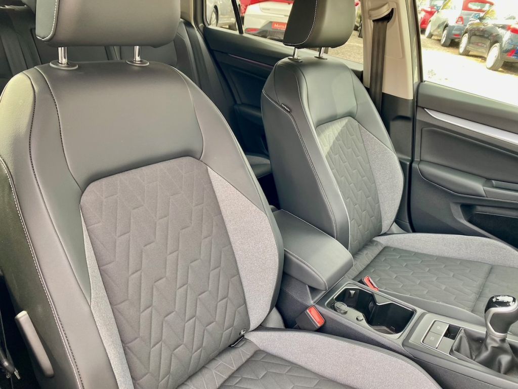 Fahrzeugabbildung Volkswagen Golf Variant 1.5 TSI Life AHK GZJR AAC KAM SHZ