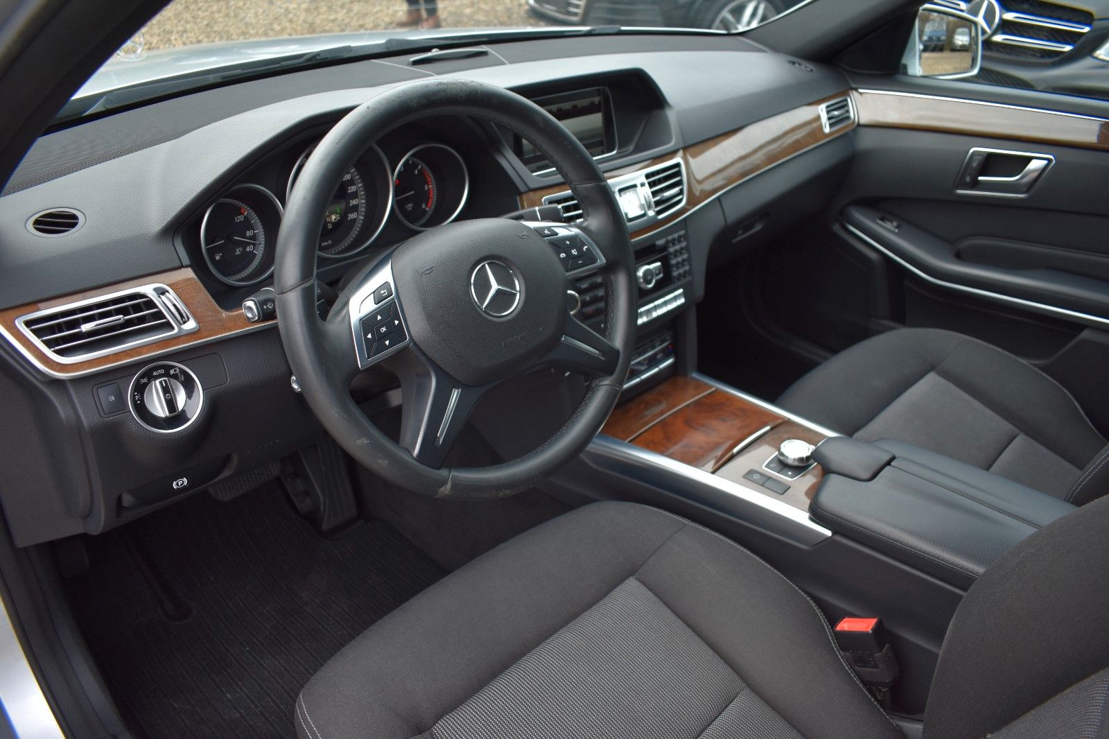 Fahrzeugabbildung Mercedes-Benz E 220 E T-Modell E 220 CDI BlueEfficiency