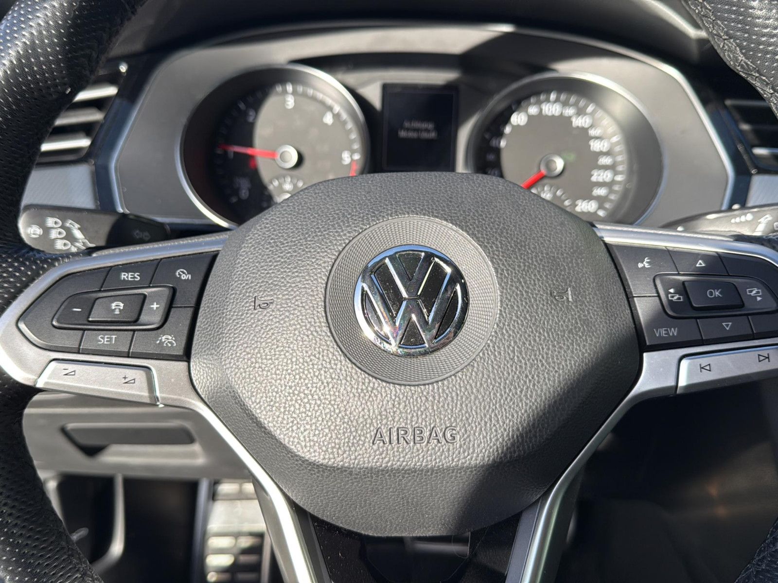 Fahrzeugabbildung Volkswagen Passat Variant Business/ AHK / Bremsen vo+hi neu