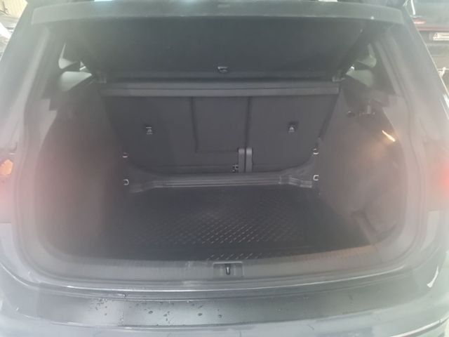 Fahrzeugabbildung Volkswagen Tiguan 1.5 TSI DSG R-Line NAV AHK KAMERA FRONTSC