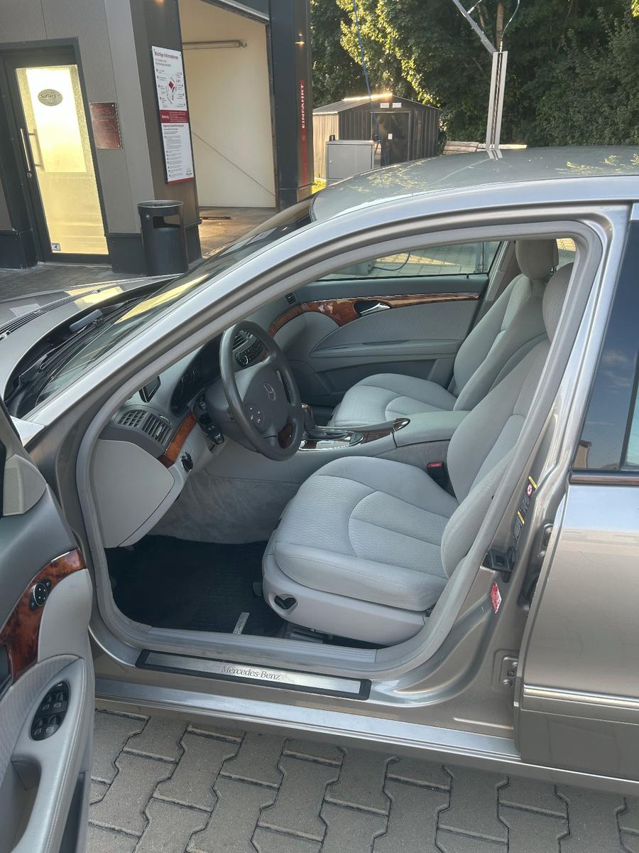 Mercedes-Benz E220CDI-Elegance-Aut-PDC-VornHinten-Klimaaut-Alu
