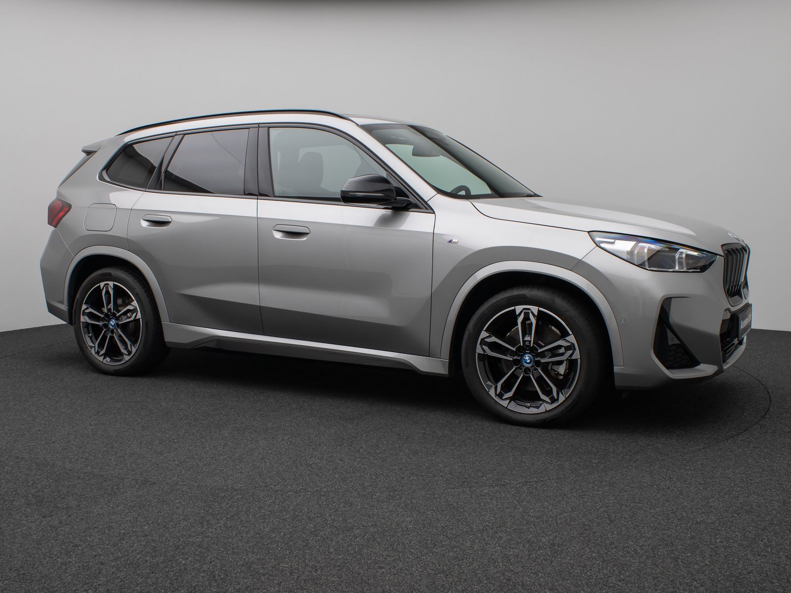 Fahrzeugabbildung BMW iX1 xD30 M Sport DAB Panorama Kamera Komfort 19"