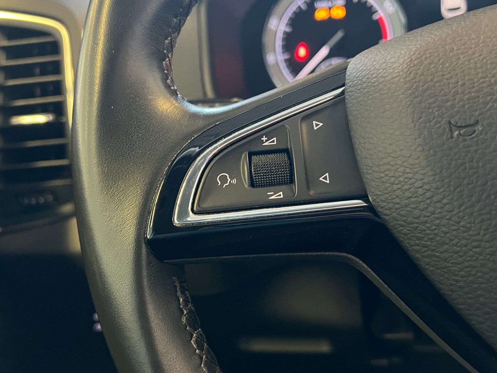 Fahrzeugabbildung SKODA Karoq Style 1.5 TSI DSG *AHK, LED, Kamera, LM'-1