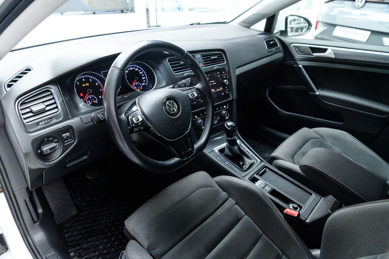 Fahrzeugabbildung Volkswagen Golf VII Variant+R-LINE+AHK+SHZ+NAVI+RFK+GJR