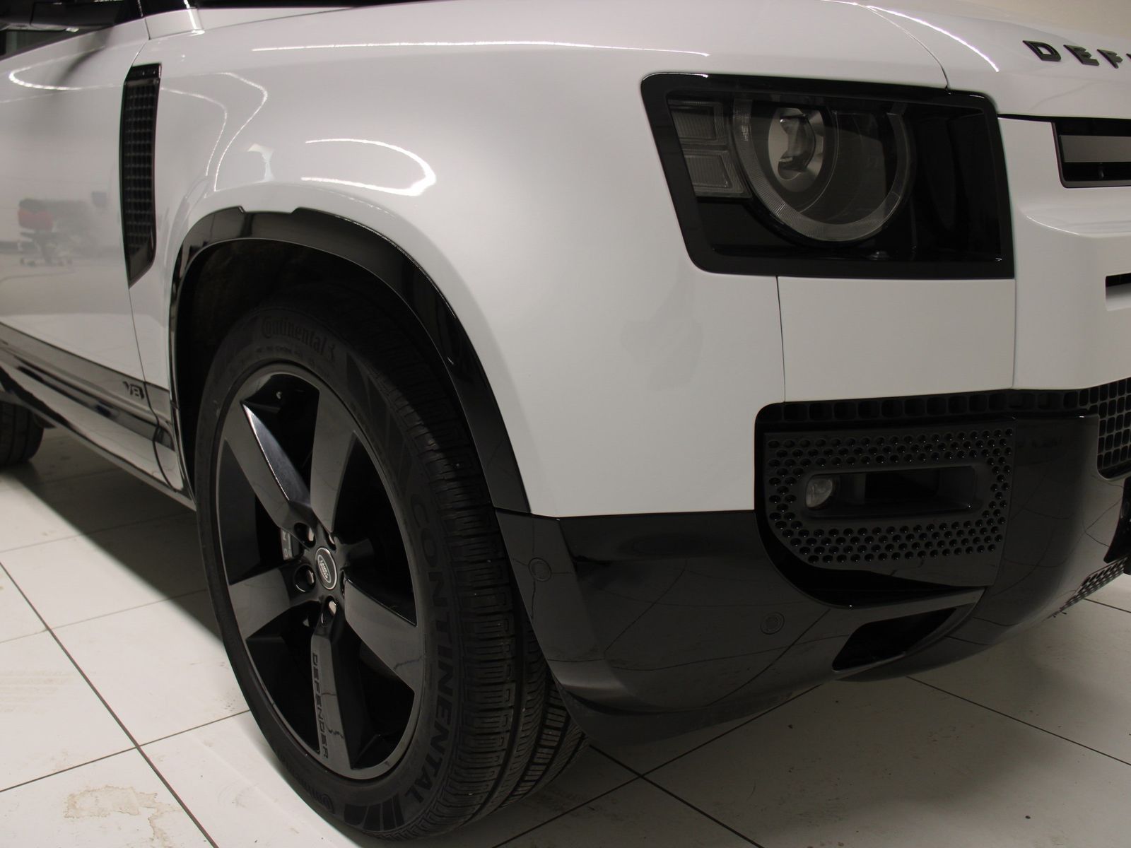 Land Rover Defender 90 P525 V8 Black Pack foto 10