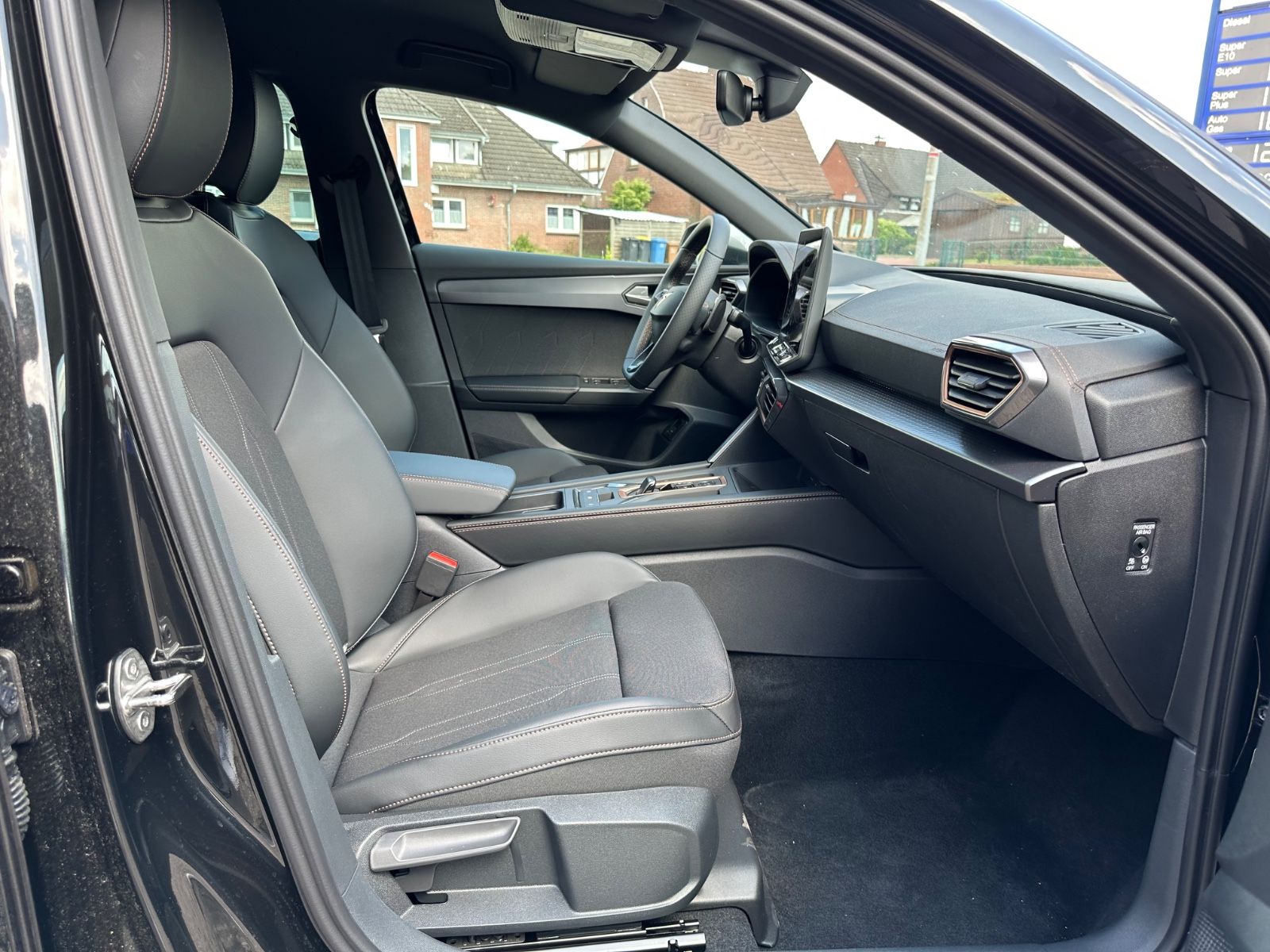 Fahrzeugabbildung CUPRA Leon ST 1.5 eTSI DSG Navi/AHK/LED/SHZG/18"