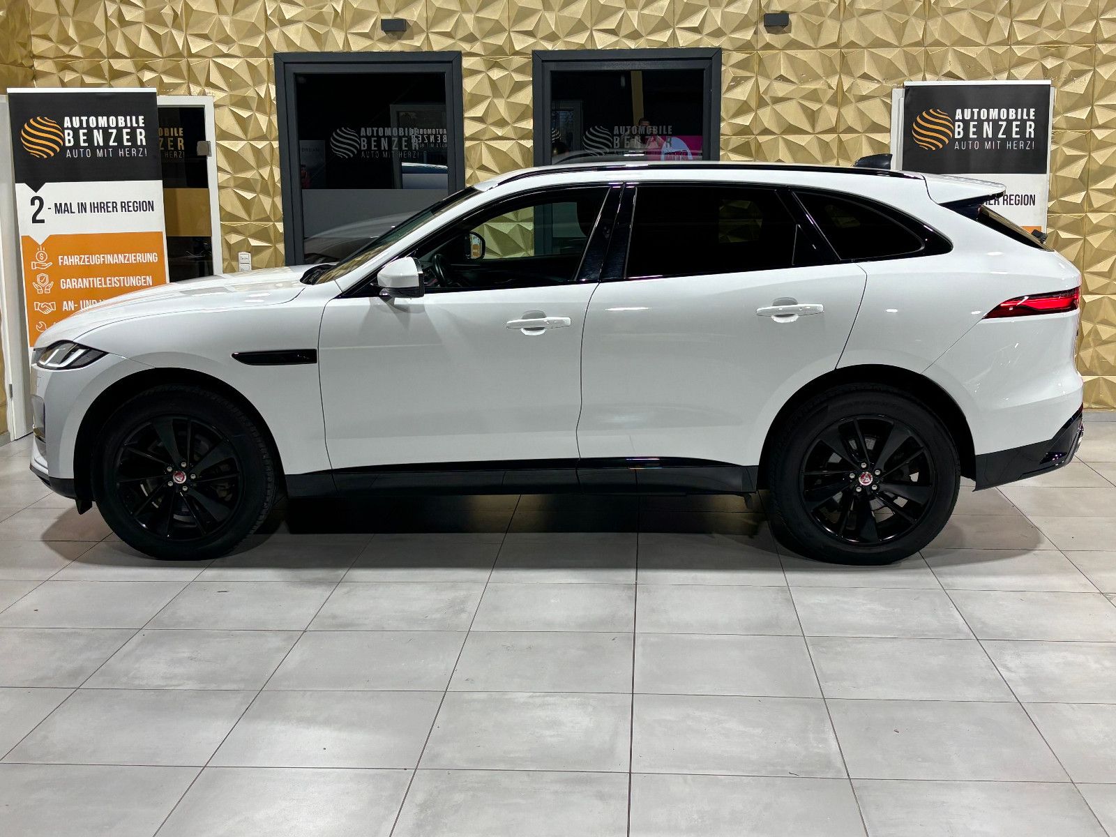 Fahrzeugabbildung Jaguar F-PACE SE AWD/D300KA;ERA/MASSAGE/APPLE/NAVI/KAM