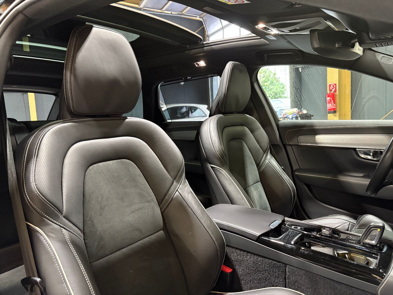 Fahrzeugabbildung Volvo V90 Kombi R Design Recharge Plug-In Hybrid AWD/