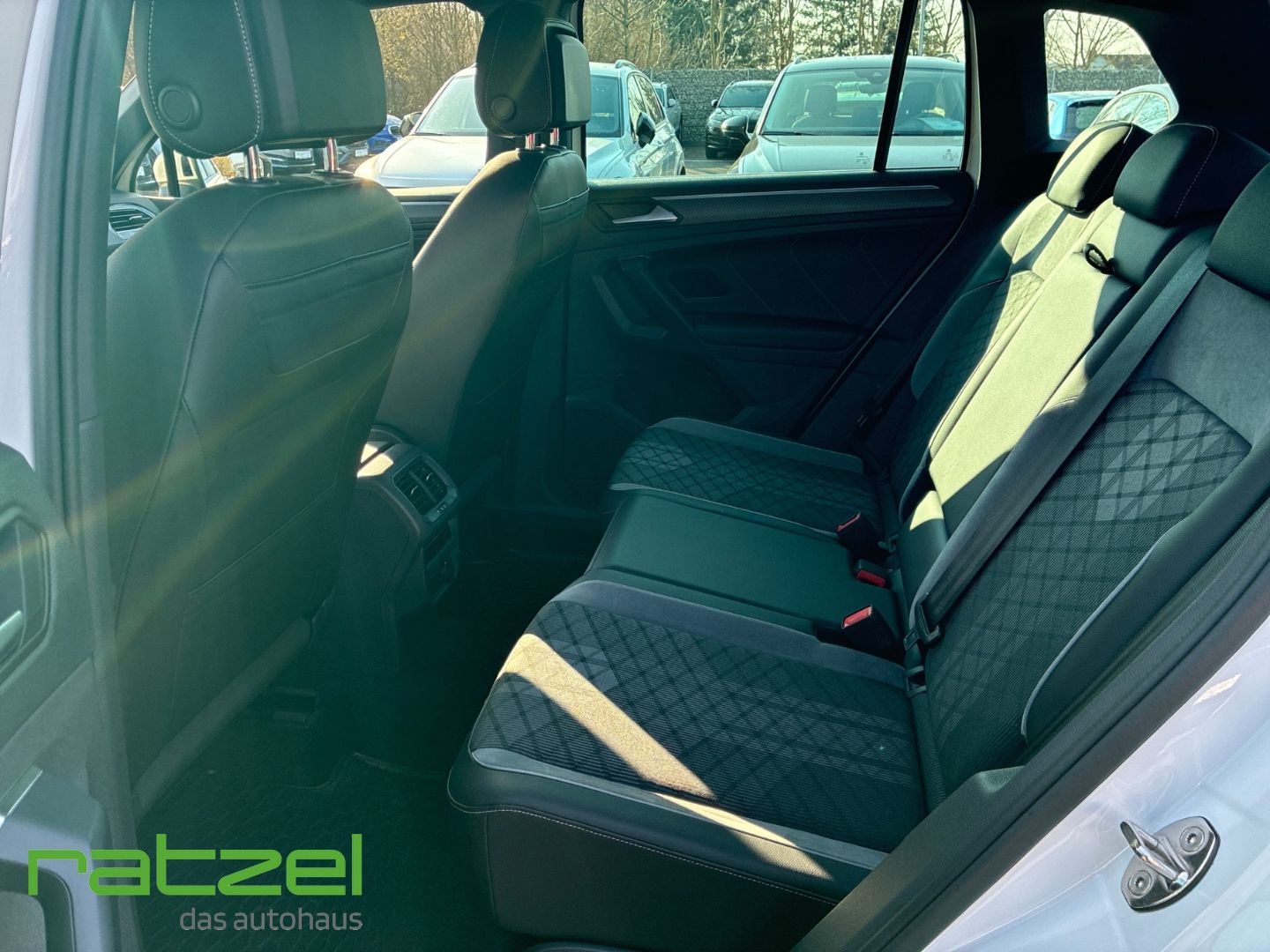 Fahrzeugabbildung Volkswagen Tiguan R-Line 2.0 TDI DSG AHK LED Matrix 360 Kam