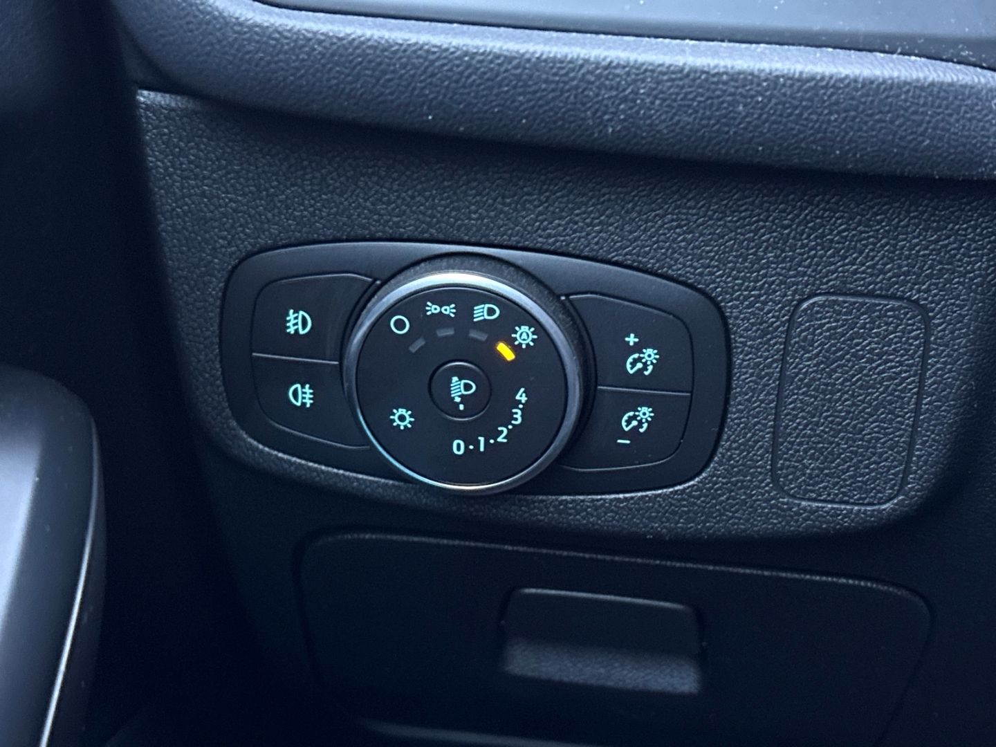 Fahrzeugabbildung Ford Focus Turnier Titanium VerkehrszeichenERK Kamera