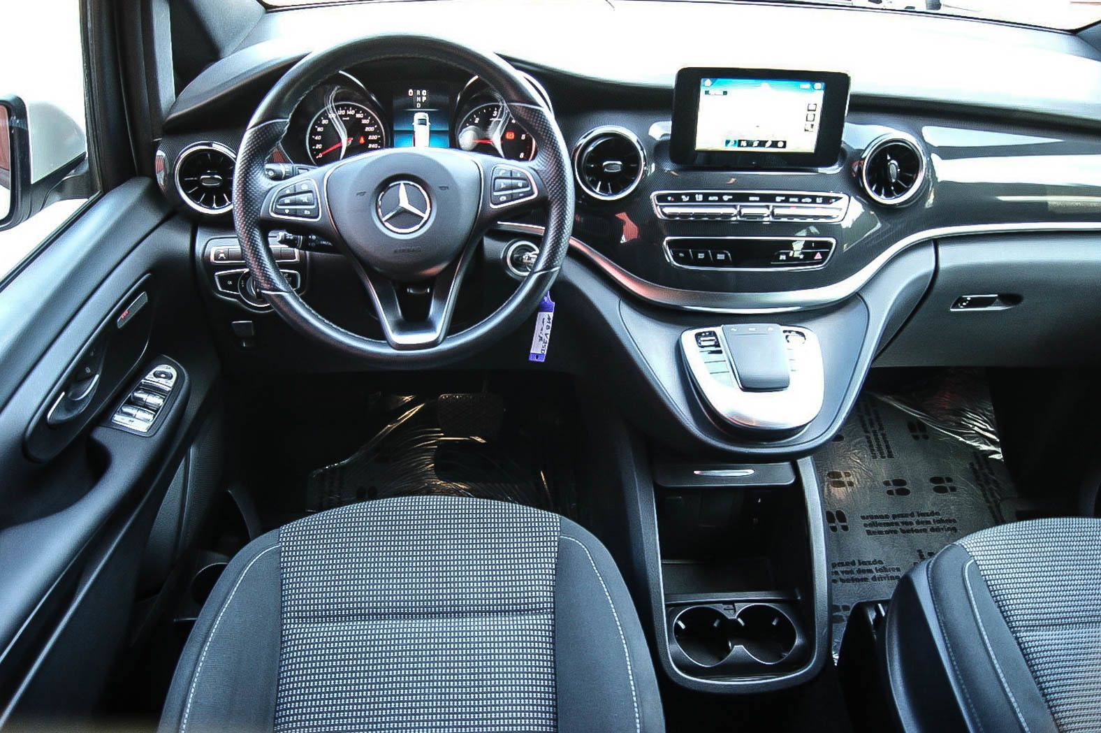 Fahrzeugabbildung Mercedes-Benz V 250 d EDITION AMG MBUX 7-SITZE IQ-LED KAMERA