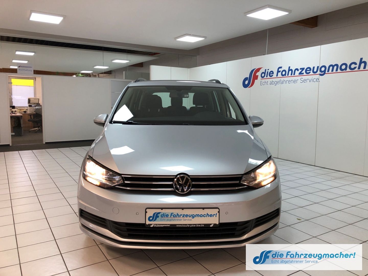 Fahrzeugabbildung Volkswagen Touran Comfortline1.5 TSI AHK-klappbar Navi 3-Zo