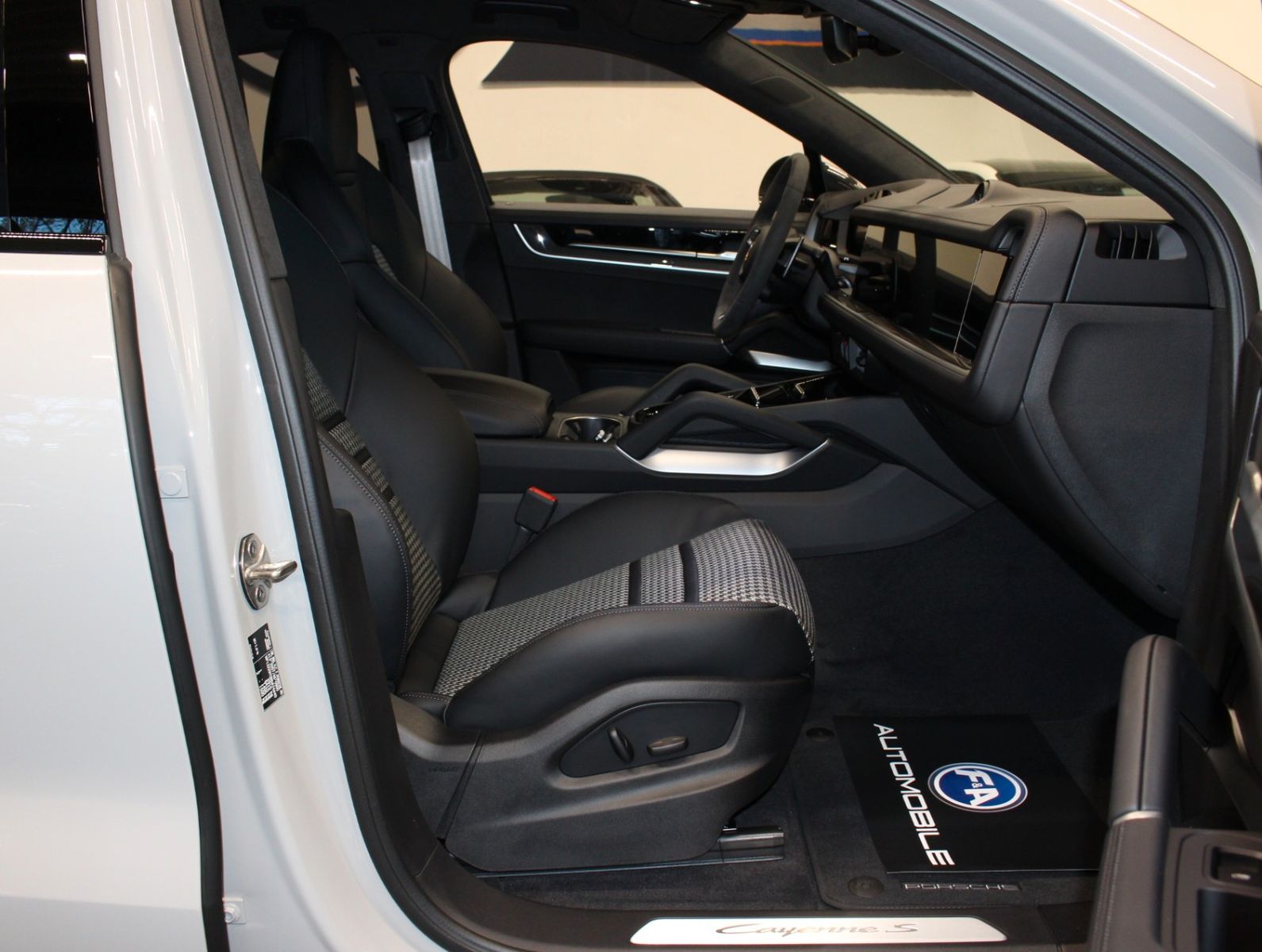 Fahrzeugabbildung Porsche Cayenne S Coupé Leichtbau-Sport-Paket Carbon