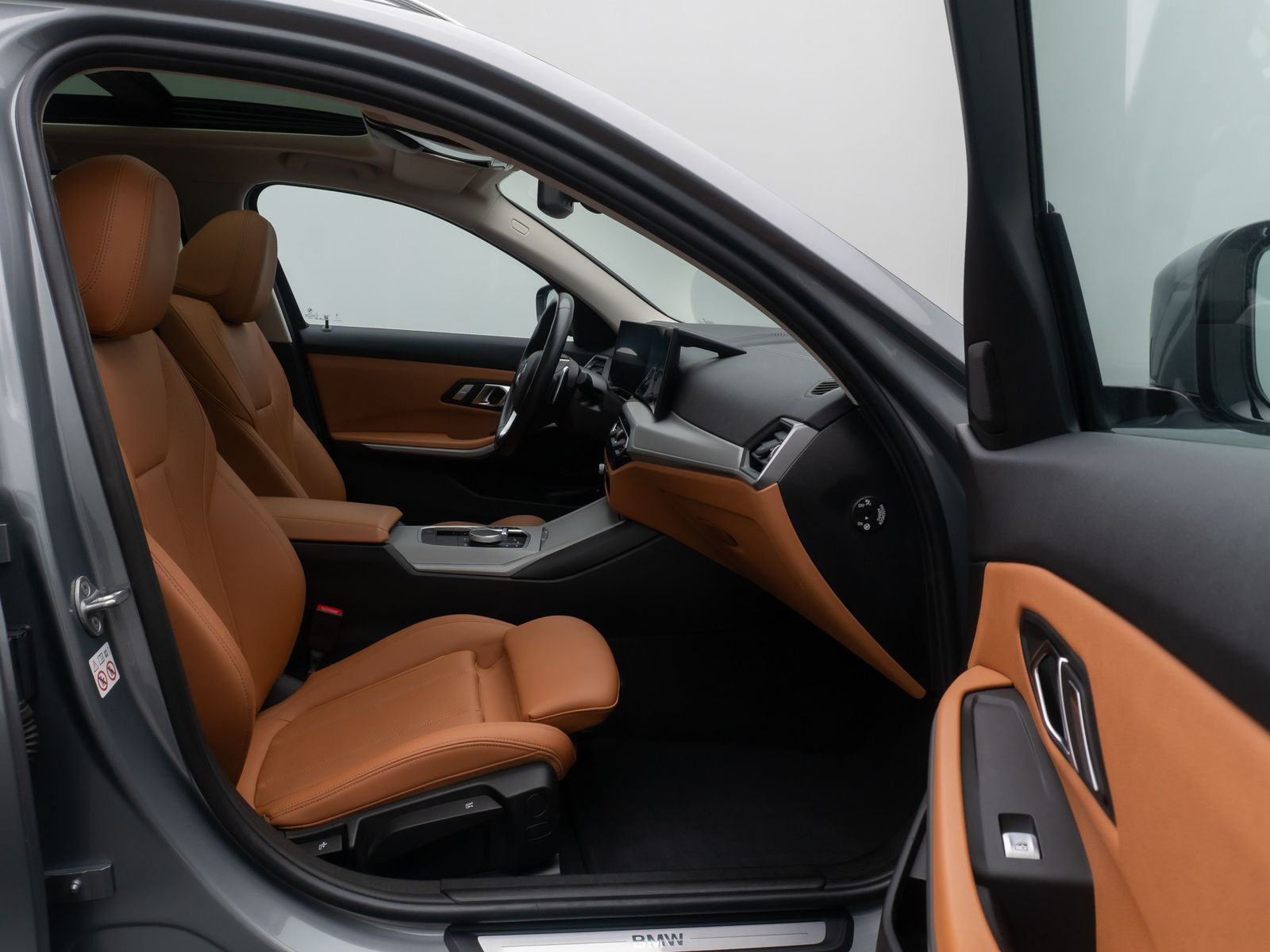 Fahrzeugabbildung BMW 320e Individual DAB HiFi Panorama Sport Leder