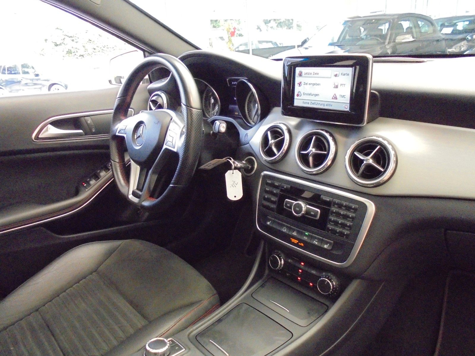 Fahrzeugabbildung Mercedes-Benz GLA 200 Aut./AMG Line/Panorama/Navi/