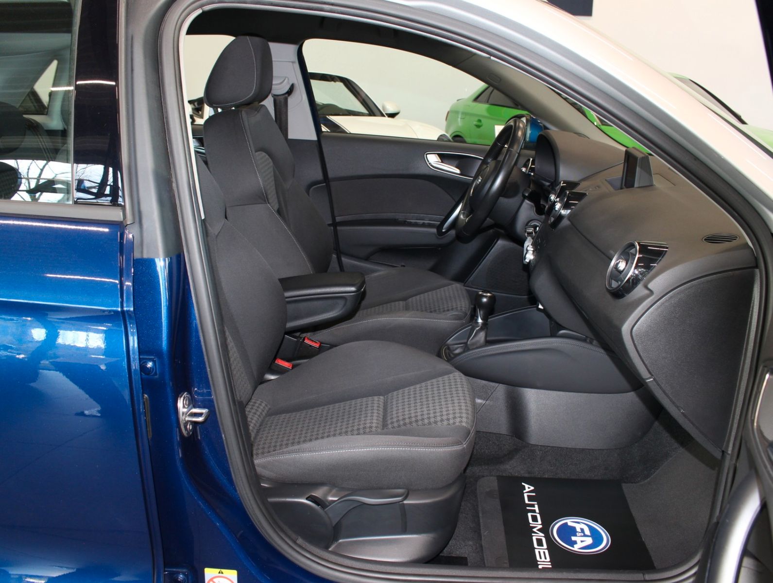 Fahrzeugabbildung Audi A1 Sportback attraction Bi Xenon*8 Fach Bereift