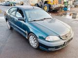 Toyota Avensis 1.6  Benzin - gebrauchte Toyota Avensis aus dem Jahr 1999