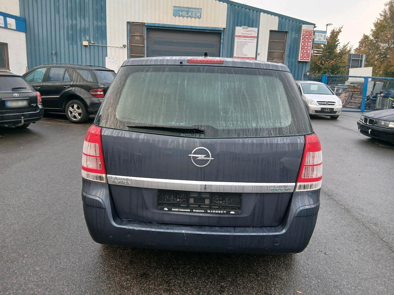 Opel Zafira 2009 — rear view