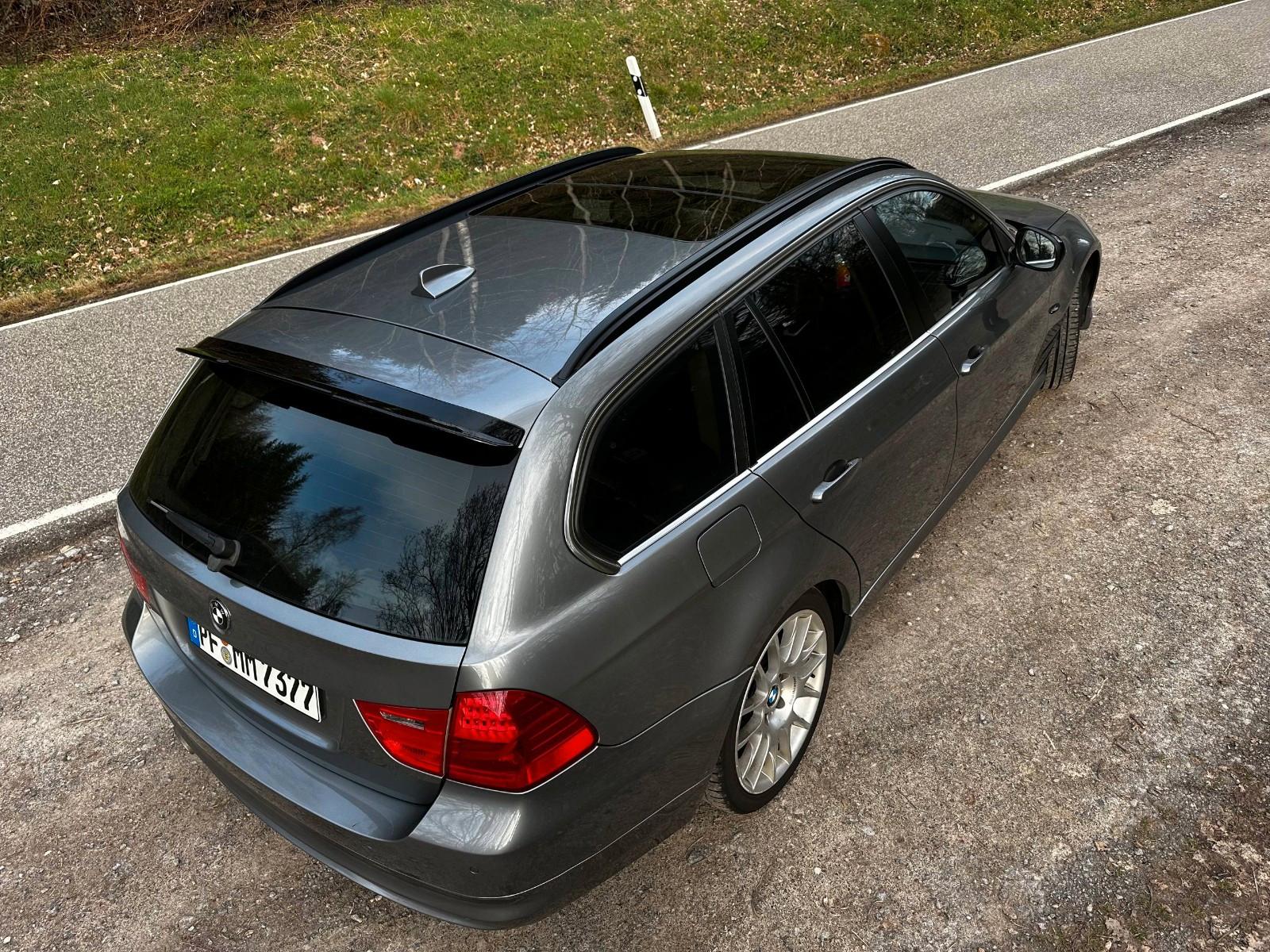 BMW 320 2011 — rear view
