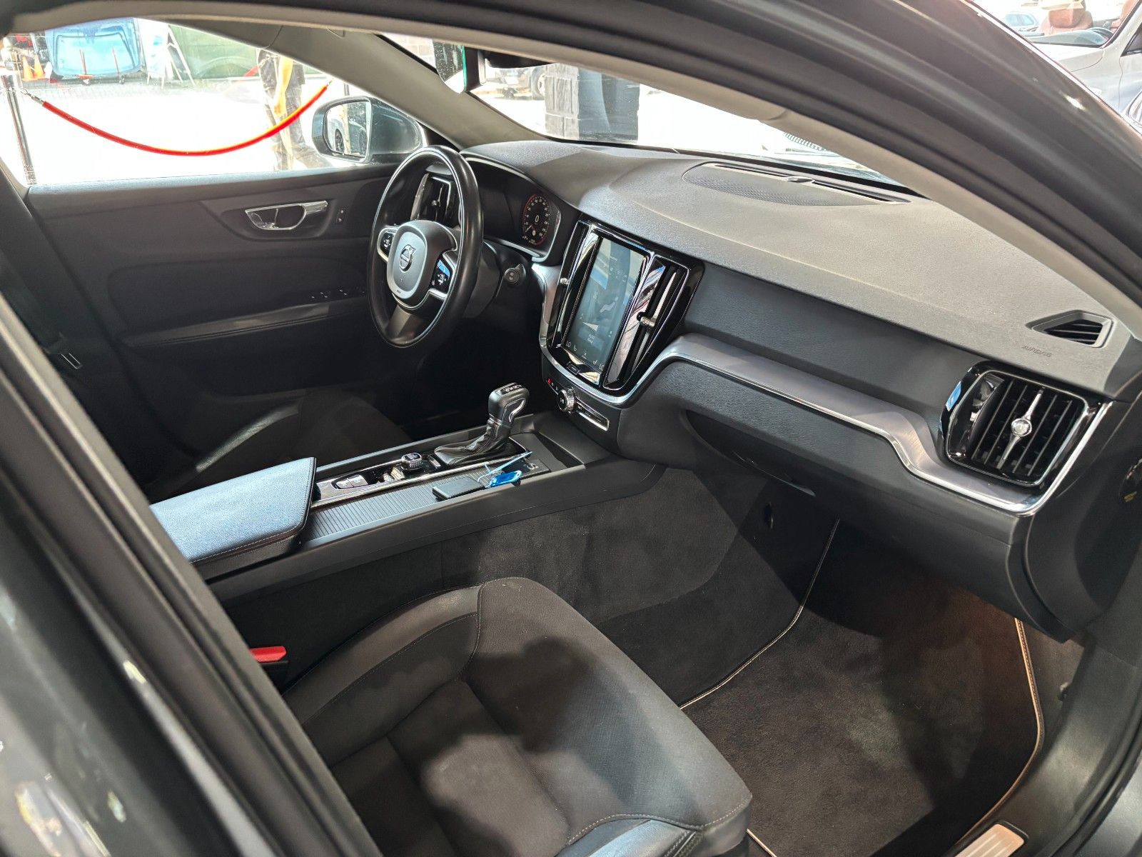 Fahrzeugabbildung Volvo V60 Momentum /KAMERA/LED/SHZ/ACC+/NAVI