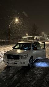 Toyota Land Cruiser 200 - Toyota Land Cruiser mit Benzin-Antrieb: Geländewagen